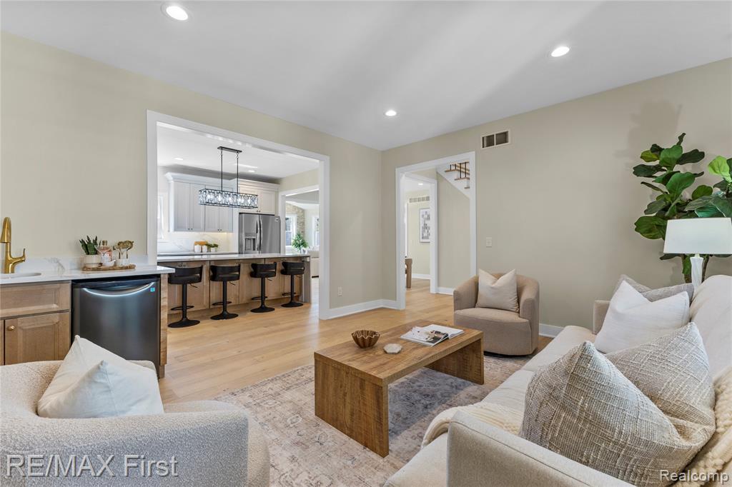 700 Devillen Avenue, Royal Oak, MI 48073 — Photo 12