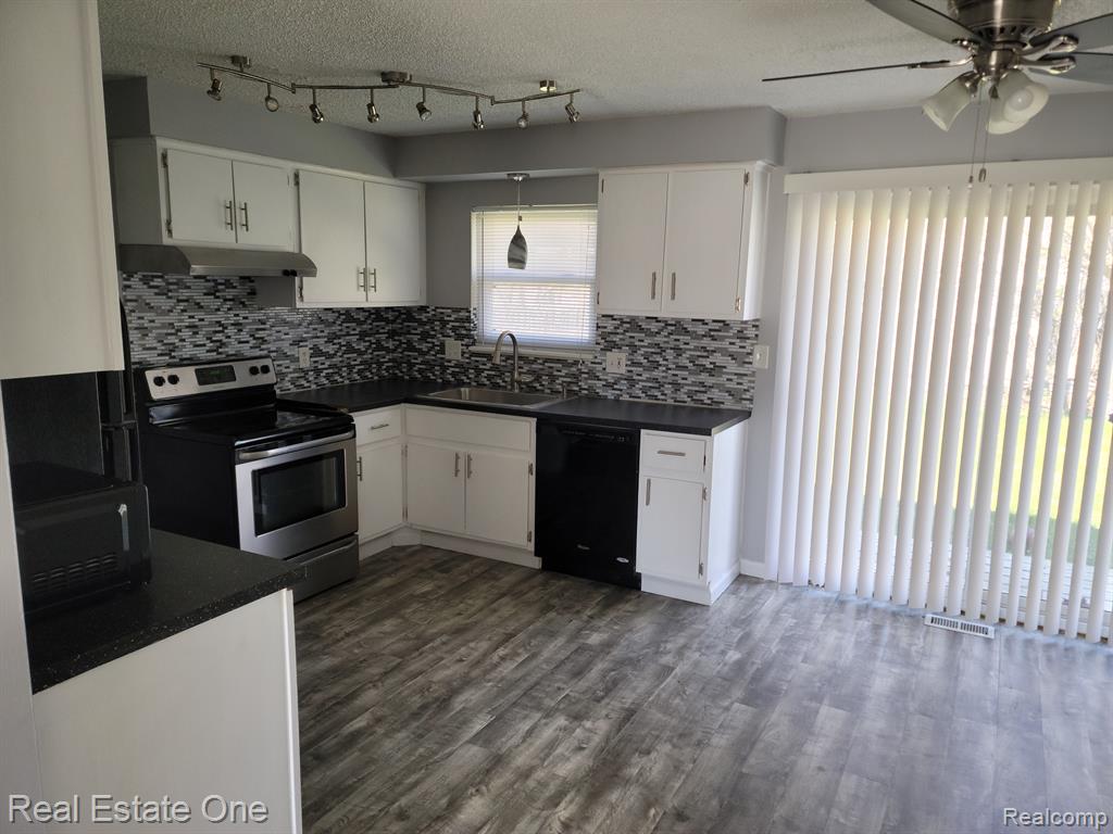 42410 BARCHESTER Road, Canton, MI 48187 — Photo 3