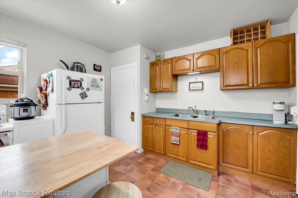 2208 Avondale Street, Sylvan Lake, MI 48320 — Photo 4