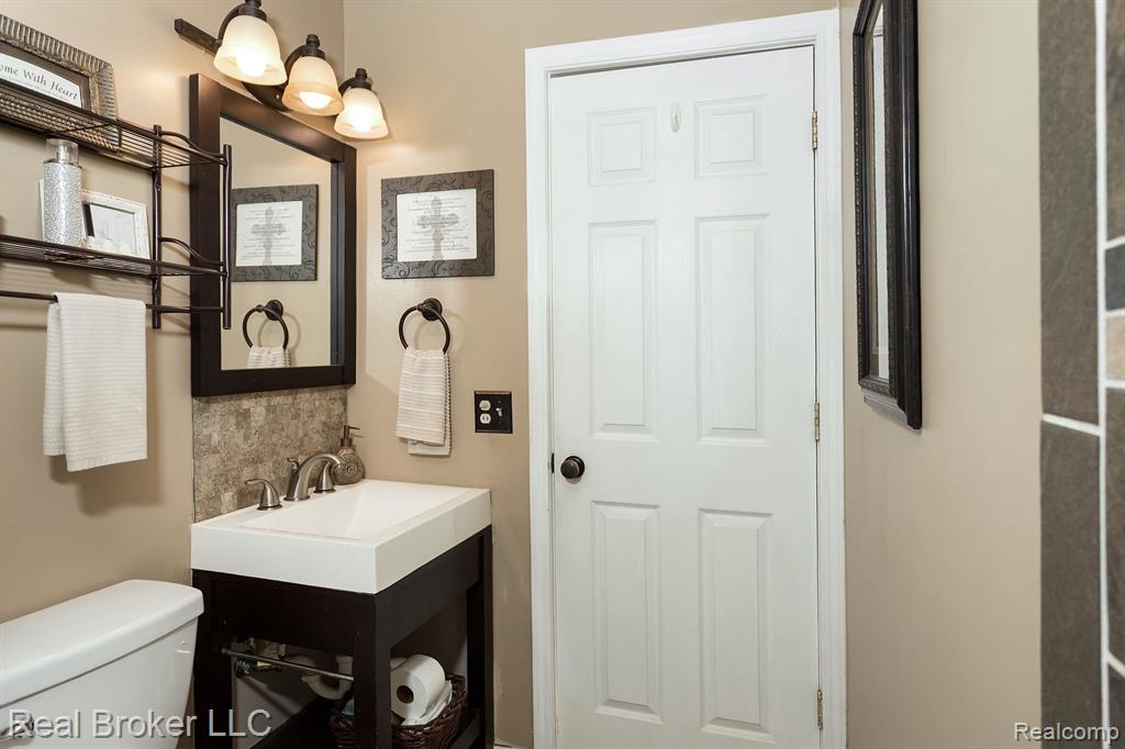 495 GLENN Court, Lake Orion, MI 48362 — Photo 11