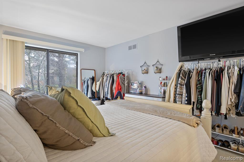 1561 S HILL Boulevard, Bloomfield Hills, MI 48304 — Photo 17