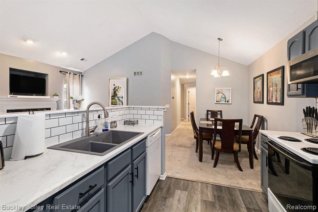740 OLDE ENGLISH Circle, Howell, MI 48855 — Photo 3
