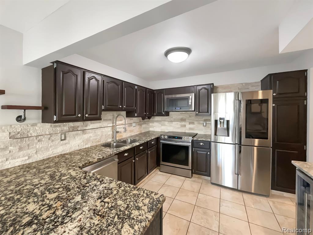 20826 W GLEN HAVEN Circle, Northville, MI 48167 — Photo 6