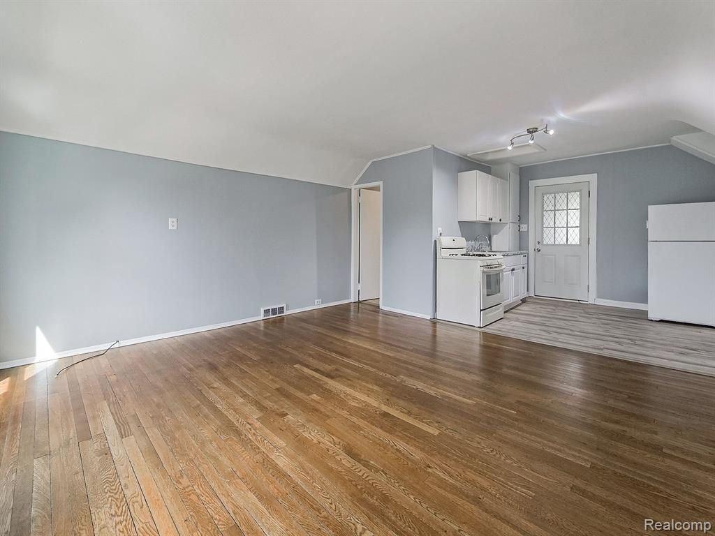 654 HICKORY unit 3 Street, Milford, MI 48381 — Photo 7