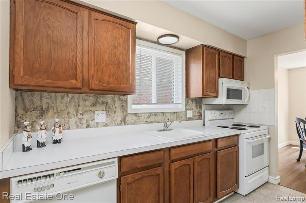5291 Highland Road, 104, Waterford, MI 48327 — Photo 10