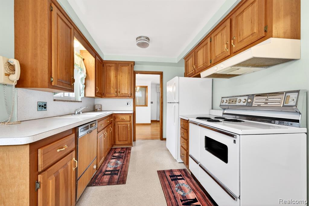 8300 Kinmore Street, Dearborn Heights, MI 48127 — Photo 9
