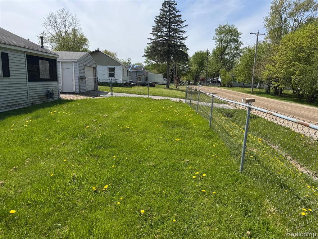 8325 Walter Street, Flint, MI 48458 — Photo 5