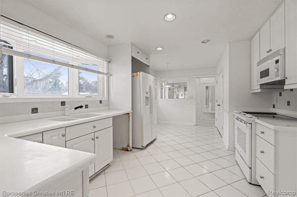 952 N Reading Road, Bloomfield Hills, MI 48304 — Photo 14