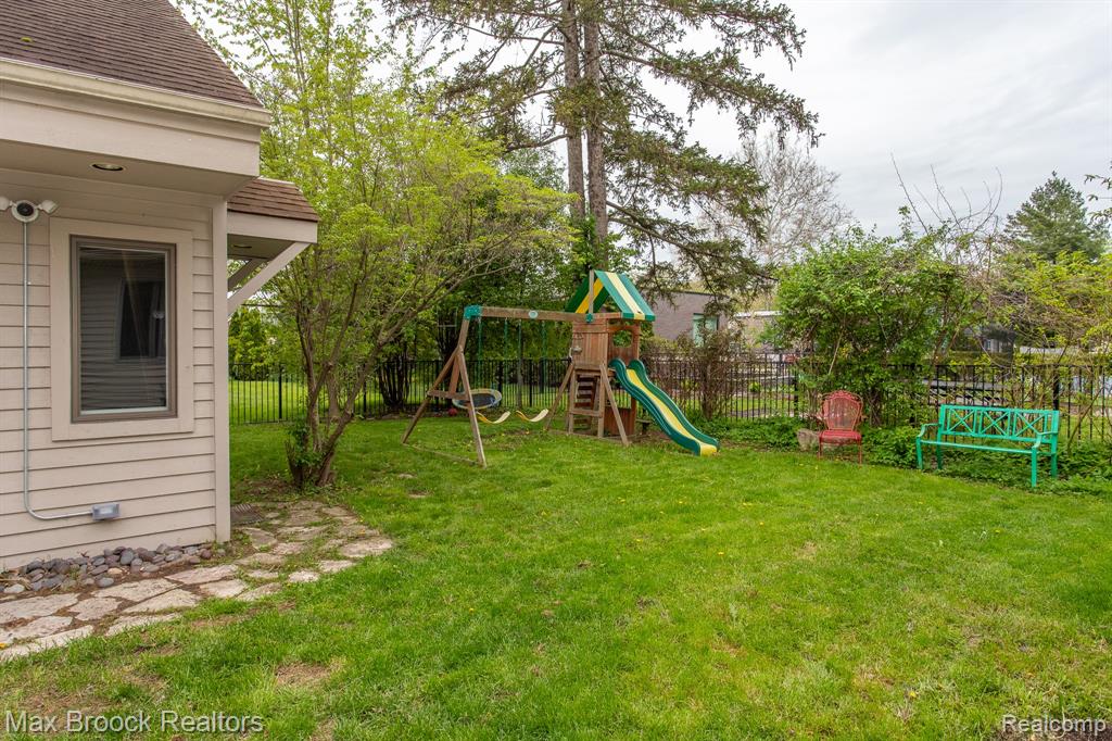 12769 Lasalle Lane, Huntington Woods, MI — Photo 49