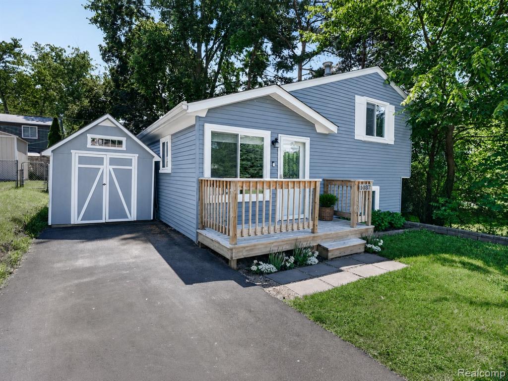 1037 Miami Avenue, Waterford, MI 48327 — front exterior