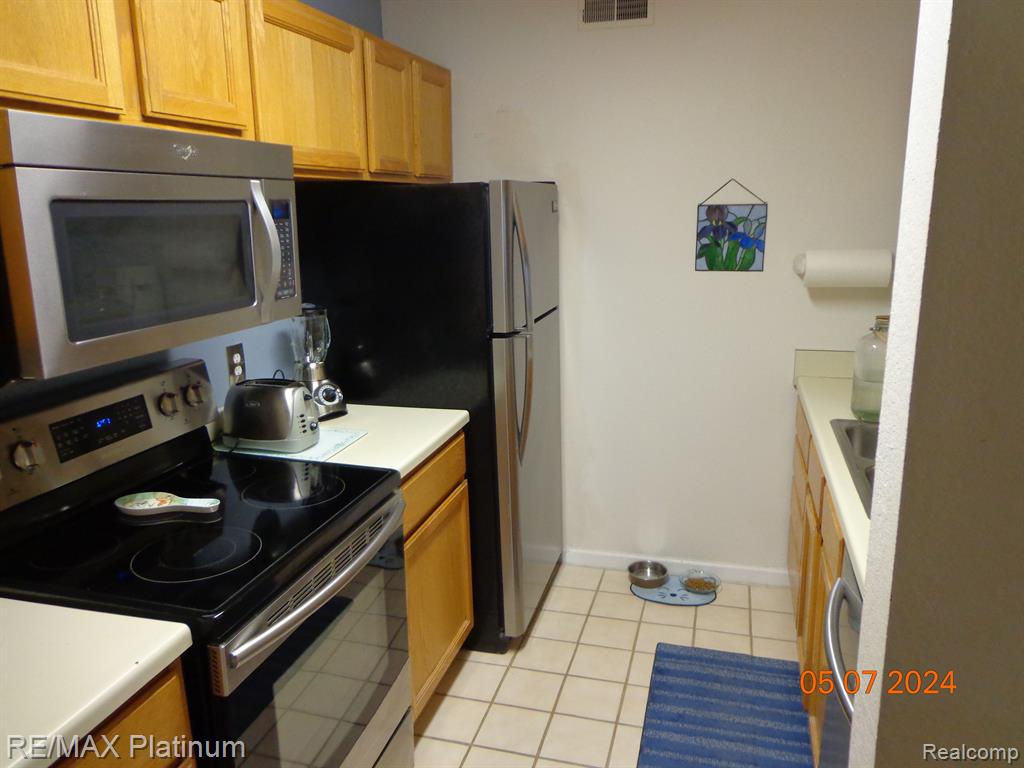 620 CURZON Court, 102, Howell, MI 48843 — Photo 3