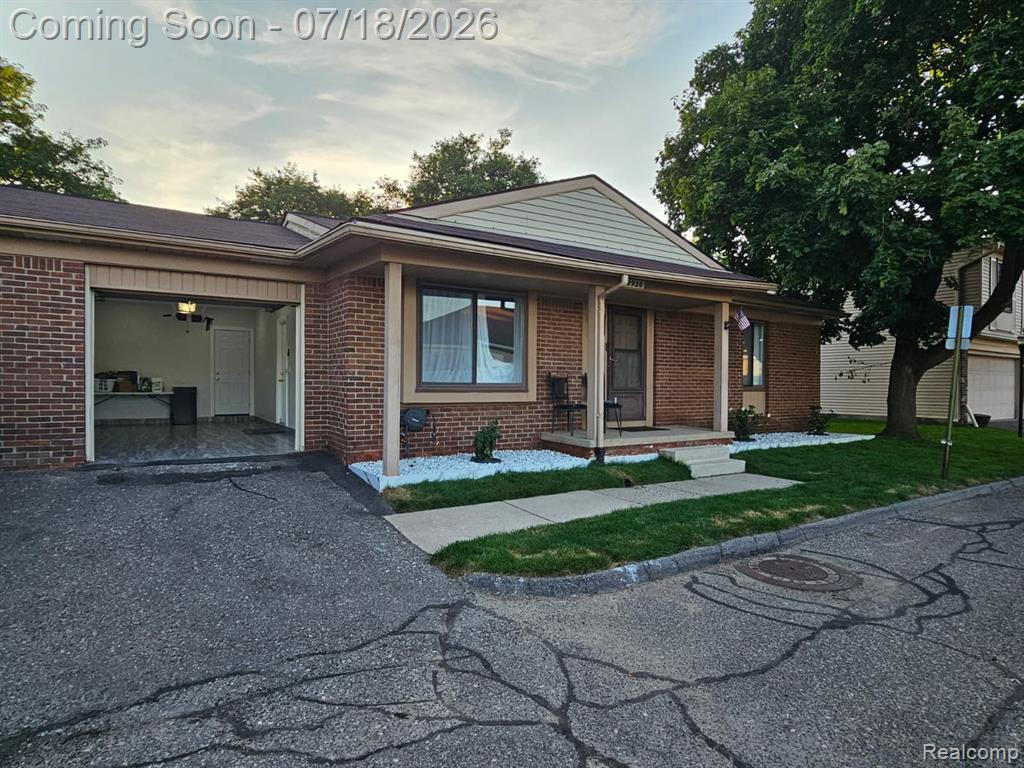2926 Roundtree Drive, Troy, MI 48083