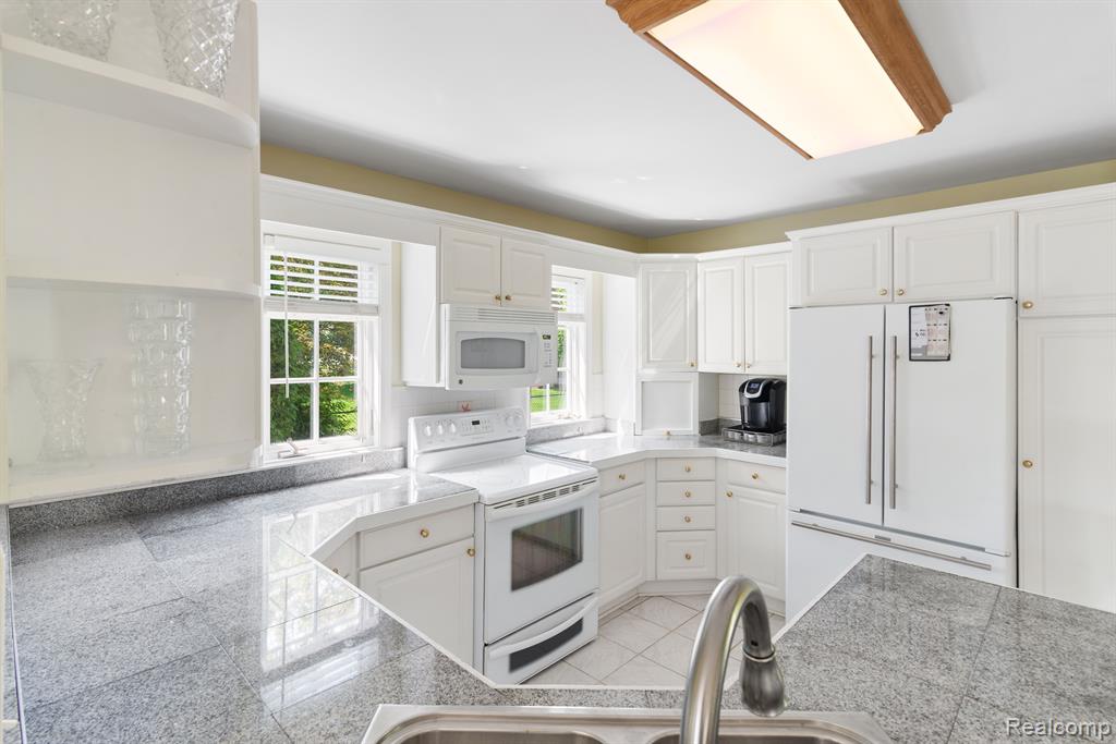 5218 HIGHPOINT Drive, Swartz Creek, MI 48473 — Photo 11