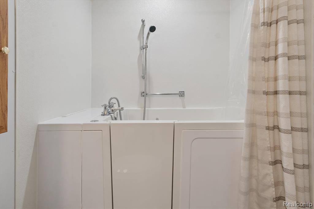 5128 Sandalwood Circle, Grand Blanc, MI 48439 — Photo 19