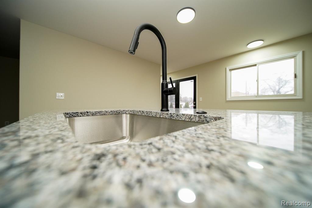 460 OAKGROVE, Clawson, MI — Photo 20