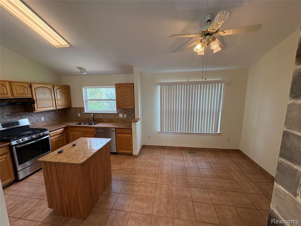 723 Huntclub Boulevard, Auburn Hills, MI 48326 — Photo 3