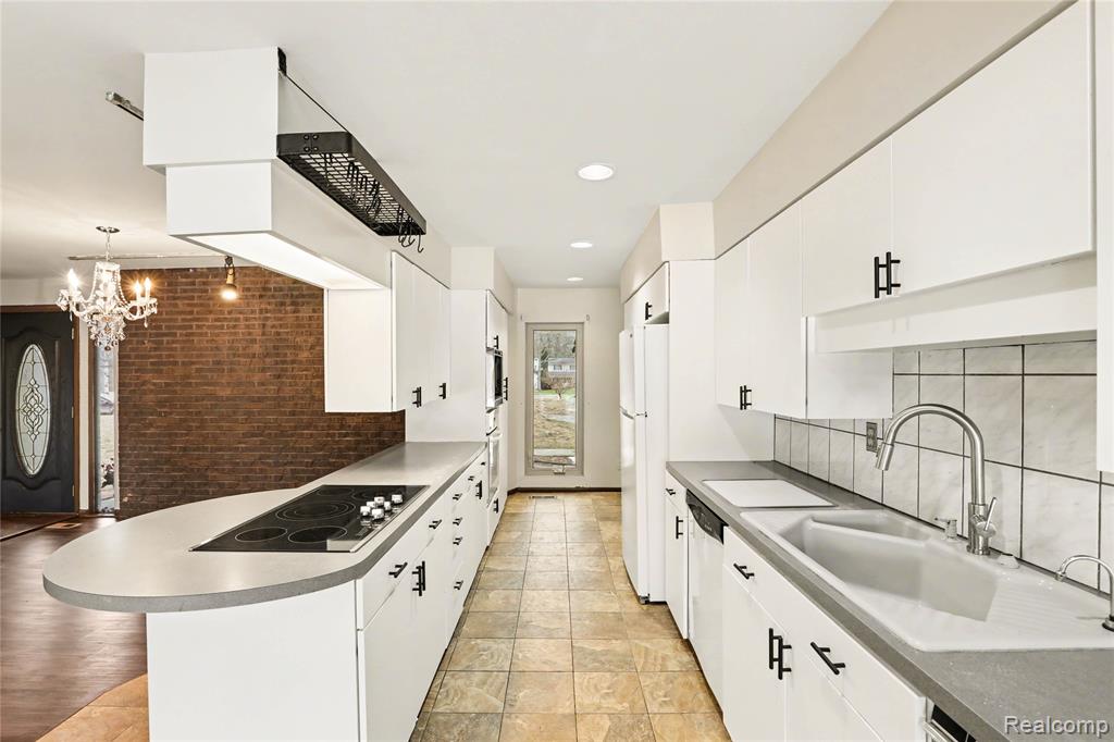 13490 Lakebrook Drive, Fenton, MI 48430 — Photo 9