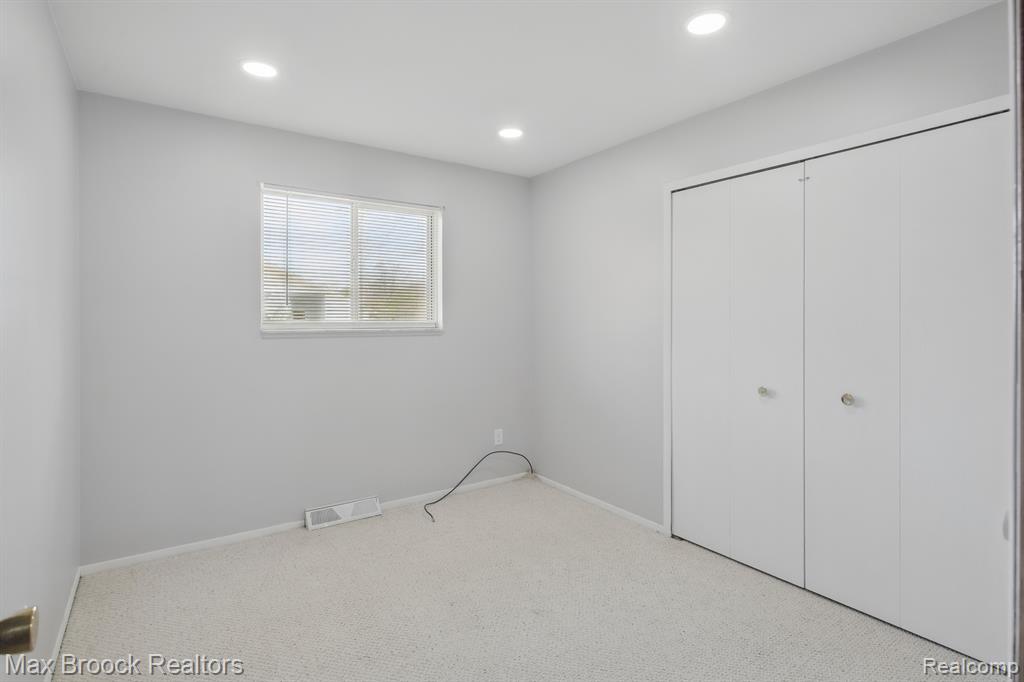 47445 DEQUINDRE Road, Rochester Hills, MI 48307 — Photo 12