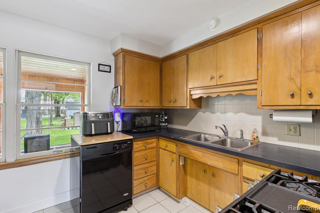 208 E SAINT CLAIR Street, Almont, MI 48003 — Photo 16