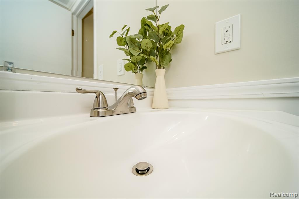 547 Orchard Street, Wyandotte, MI 48192 — Photo 35