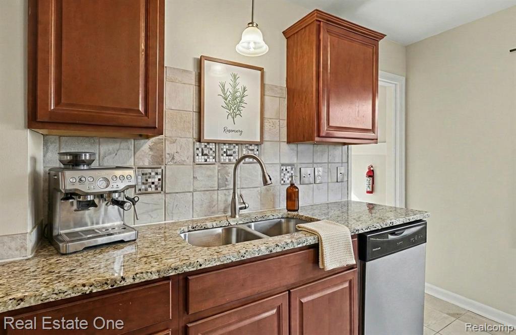 421 W Kalama Avenue, Madison Heights, MI 48071 — Photo 4