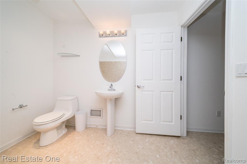 24099 Tana Court, Farmington, MI 48335 — Photo 55
