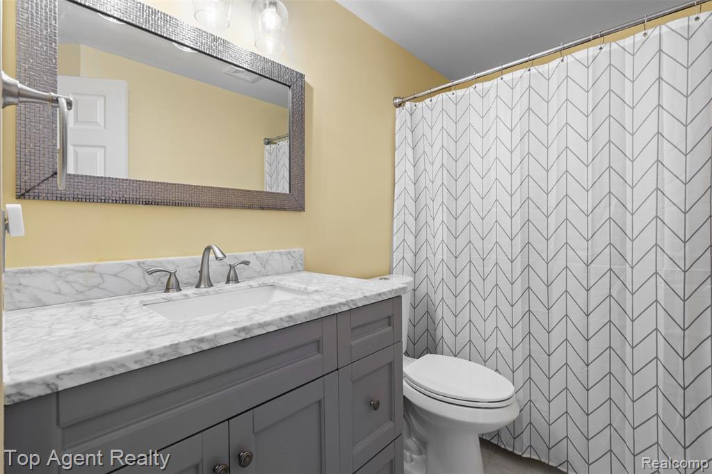 5675 Millpointe Drive, Waterford, MI 48327 — Photo 19