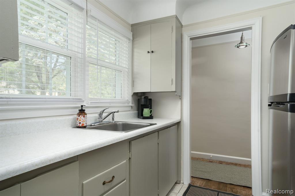 27714 California Drive NE, Lathrup Village, MI 48076 — Photo 11