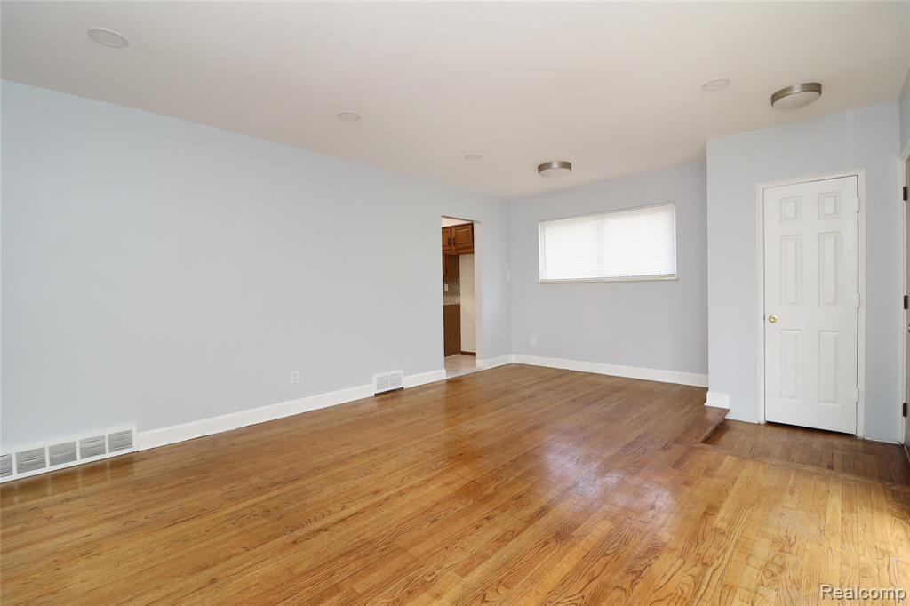 8555 Berwyn, Dearborn Heights, MI 48127 — Photo 10