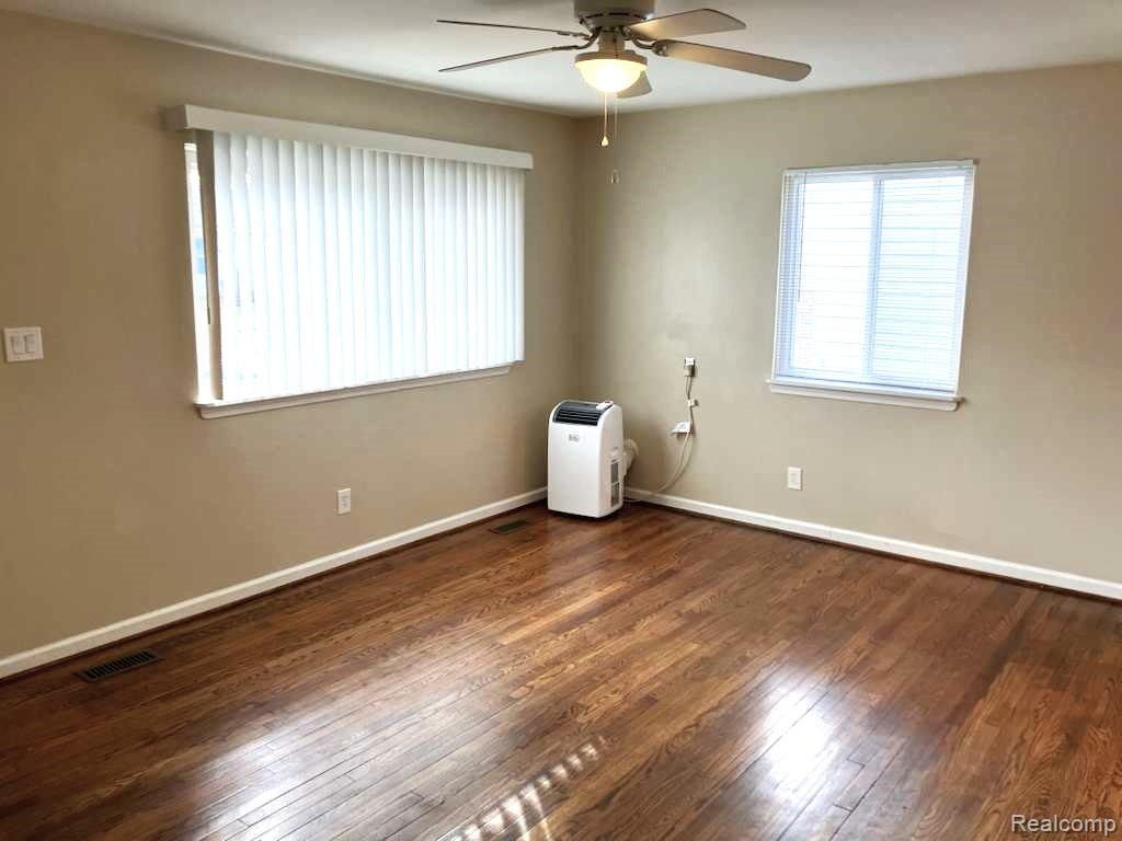 861 E DALLAS Avenue, Madison Heights, MI 48071 — Photo 10