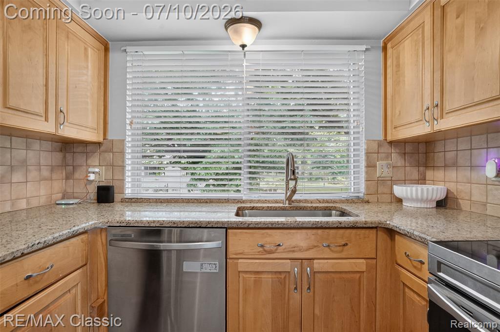 748 Randall Drive, Troy, MI 48085 — Photo 11