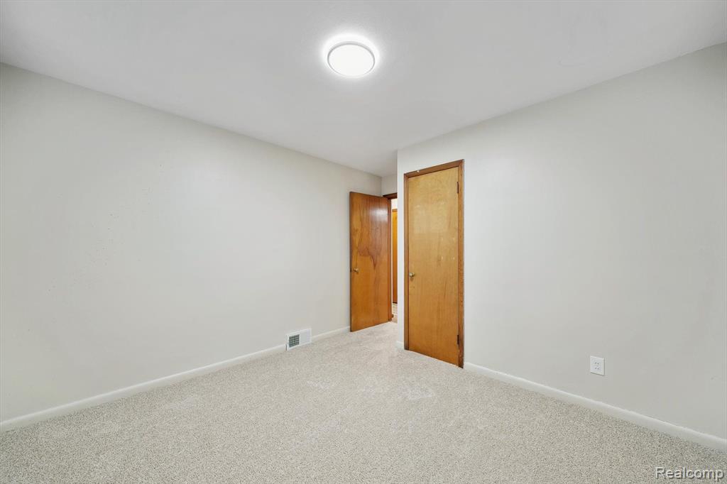 8356 GLENGARY Street, Dearborn Heights, MI 48127 — Photo 16