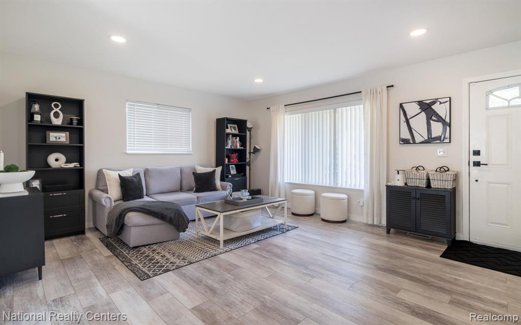 2825 Wall Street, Keego Harbor, MI 48320 — Photo 5