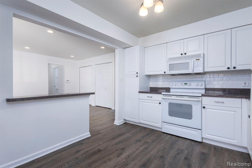 6121 Orchard Lake Road, 102, West Bloomfield, MI — Photo 13