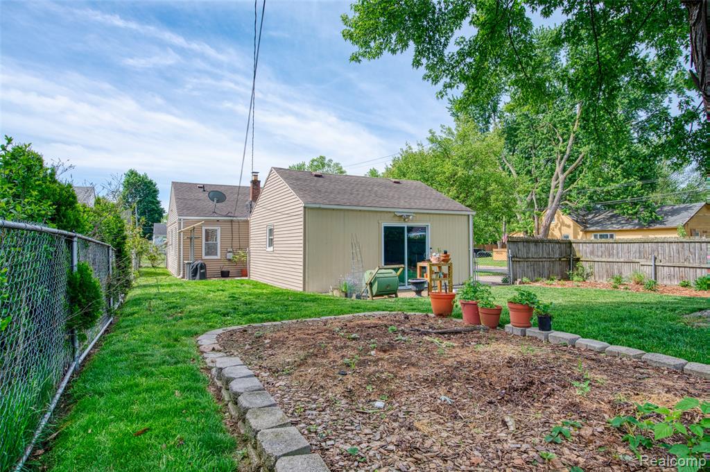 25550 Pennie Street, Dearborn Heights, MI 48125 — Photo 22