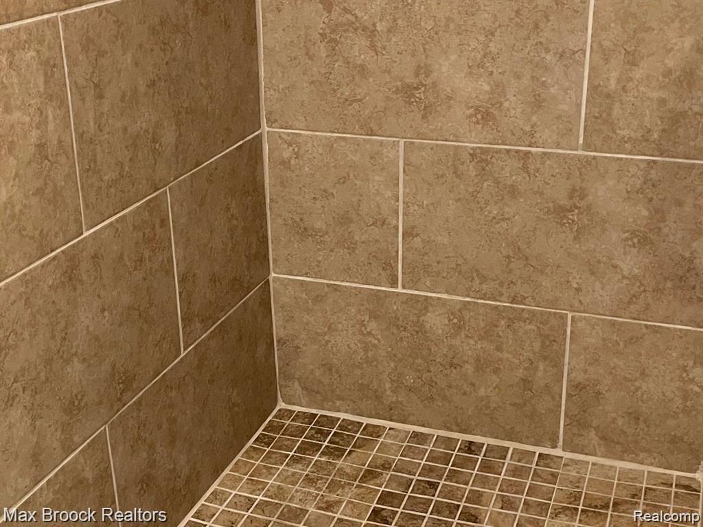 2806 ROUNDTREE Drive, Troy, MI 48083 — Photo 14
