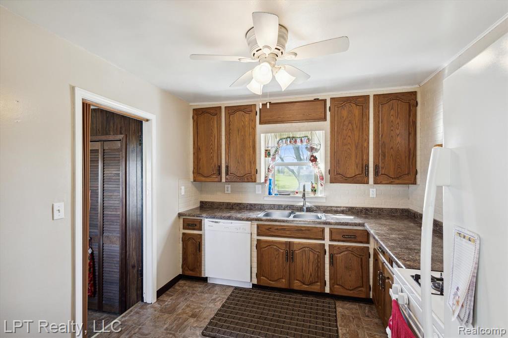 574 WILSON Avenue, Mount Morris, MI 48458 — Photo 12