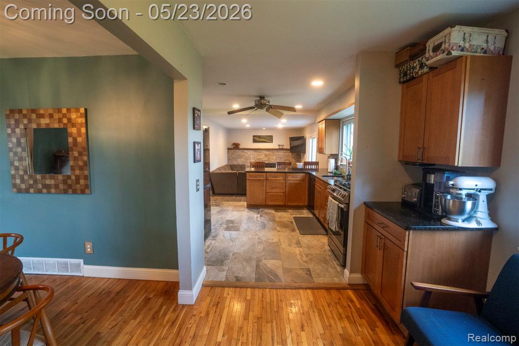 530 Sheffield Drive, Madison Heights, MI 48071 — Photo 12