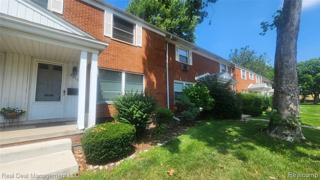 6813 Country Lane, Dearborn Heights, MI 48127