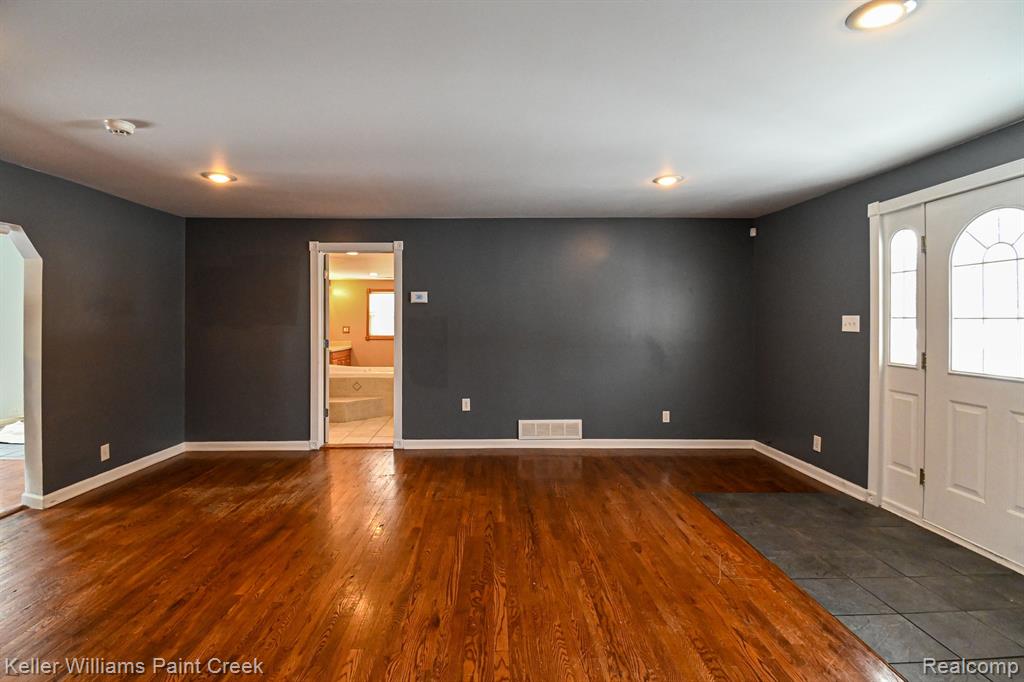 635 JOSLYN Road, Lake Orion, MI 48362 — Photo 4