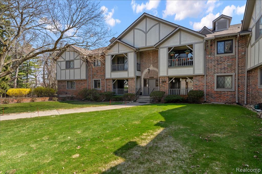 42160 Woodward Avenue, 17, Bloomfield Hills, MI 48304 — front exterior