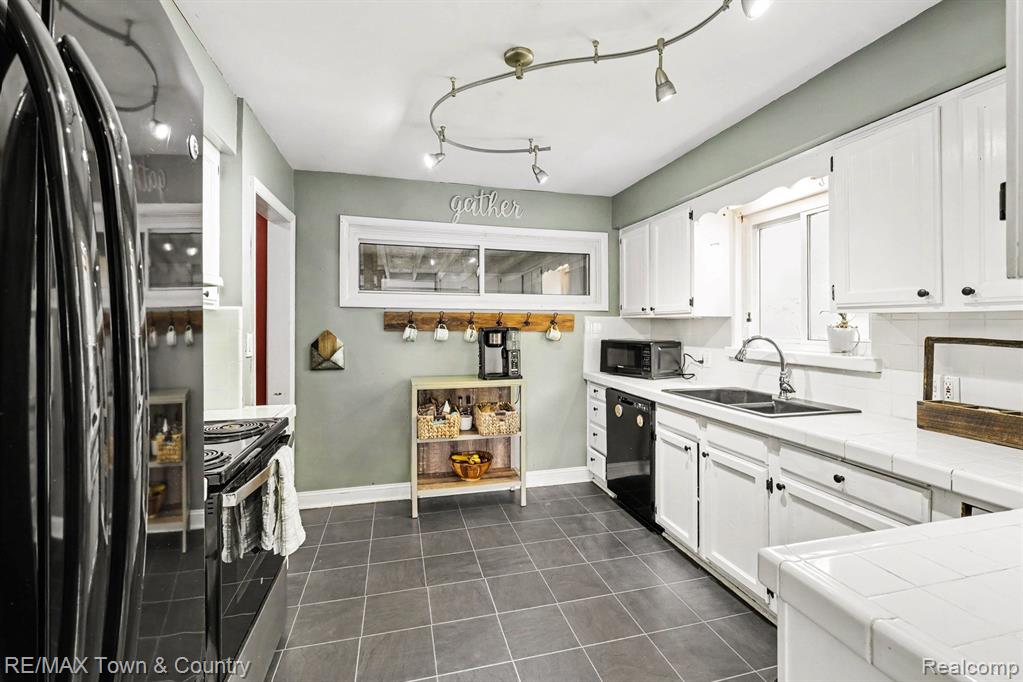 207 Labian Drive, Flushing, MI 48433 — Photo 8