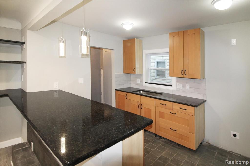 20560 DRESDEN Street, Detroit, MI 48205 — Photo 9