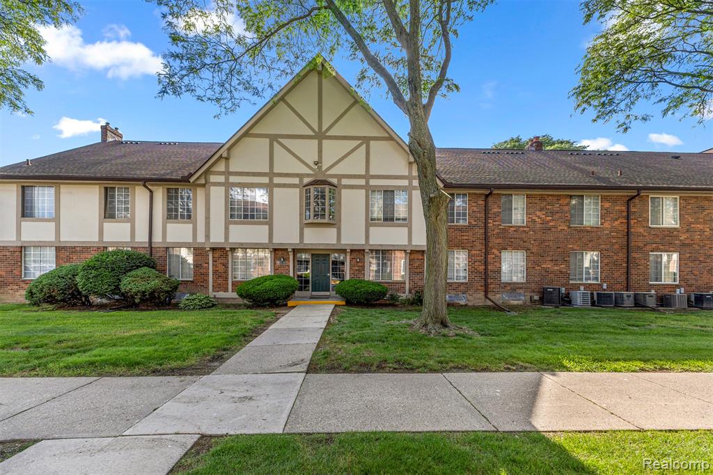 30220 Southfield Road, 247, Southfield, MI 48076