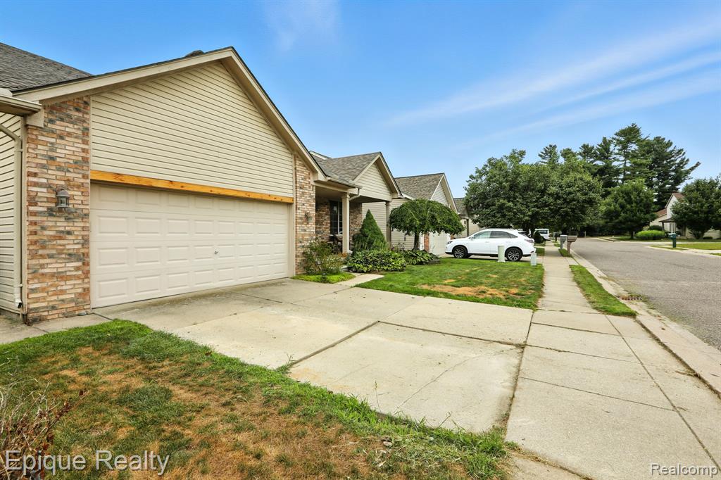 418 Converse Court, Lake Orion, MI 48362 — Photo 2