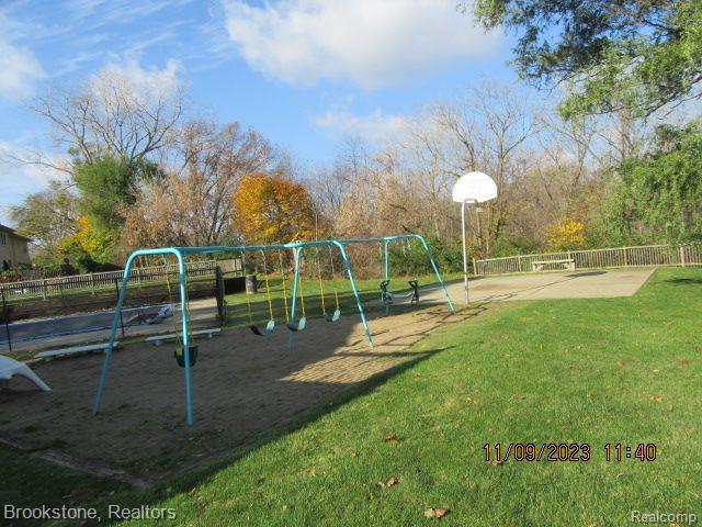 13229 LAKE POINT Boulevard, Belleville, MI 48111 — Photo 24