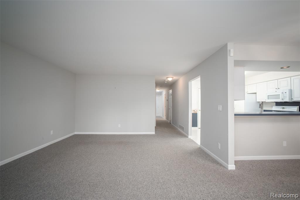 5026 Harbor Oak Drive, Waterford, MI 48329 — Photo 9