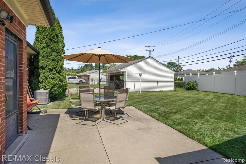 6900 CRESTWOOD Street, Dearborn Heights, MI 48127 — Photo 9