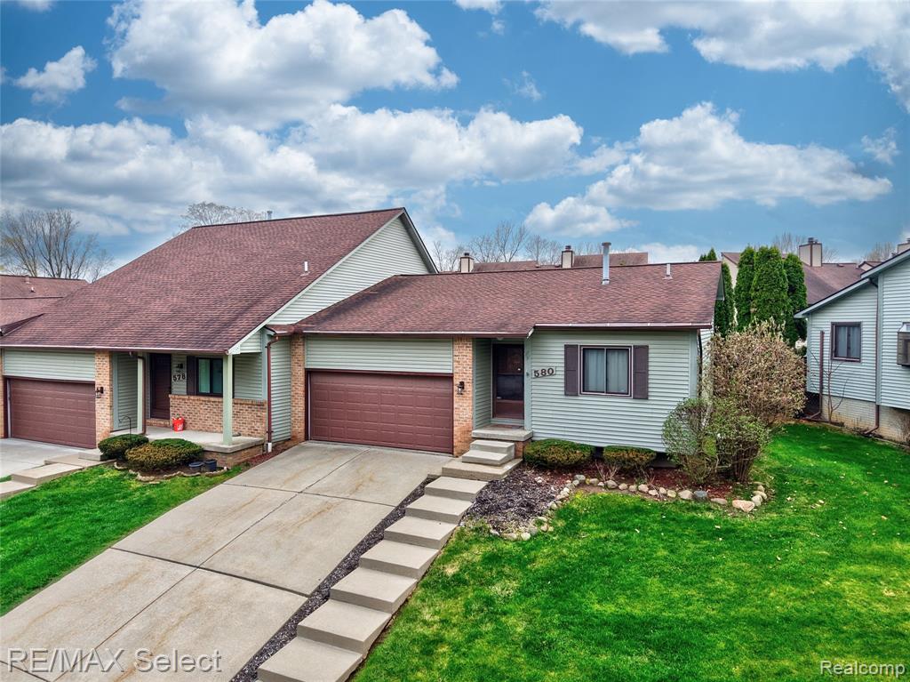 580 Oakbrook Circle, Flushing, MI 48433 — front exterior