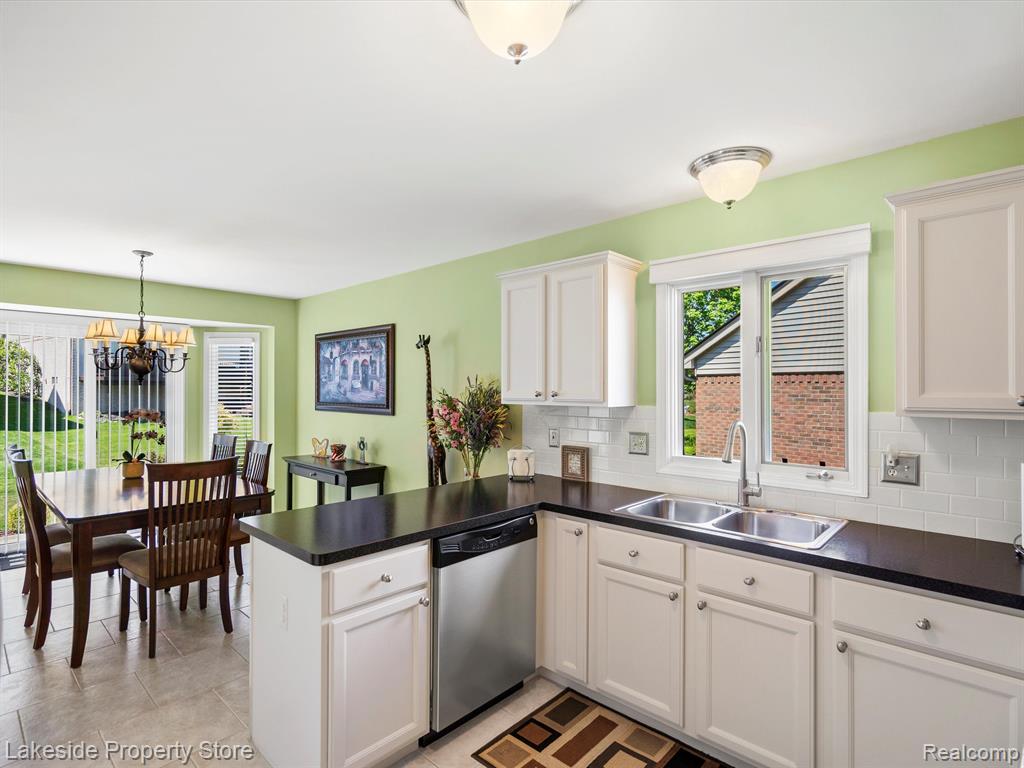 57295 WARWICK Drive, Washington, MI — Photo 9